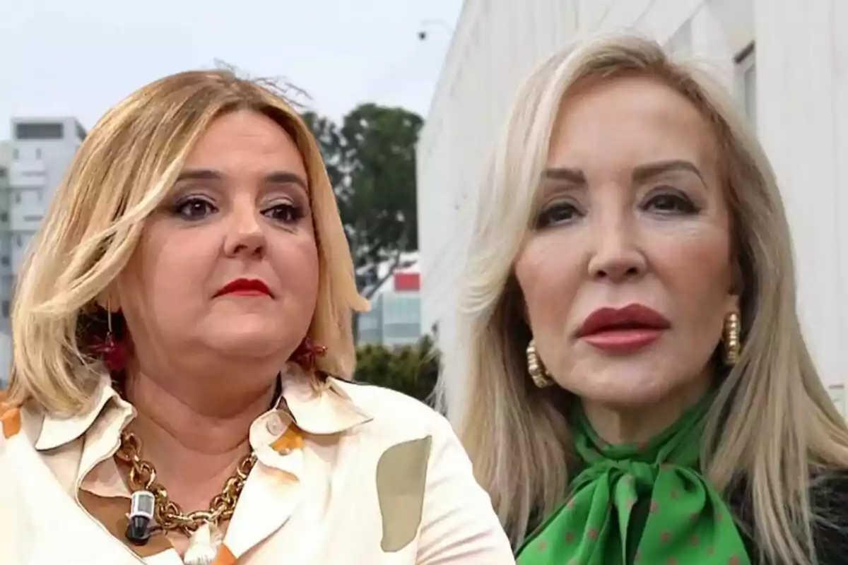 Pilar Vidal y Carmen Lomana posan para la cámara, Pilar con una blusa blanca y collar dorado, y Carmen con una blusa verde y aretes dorados.