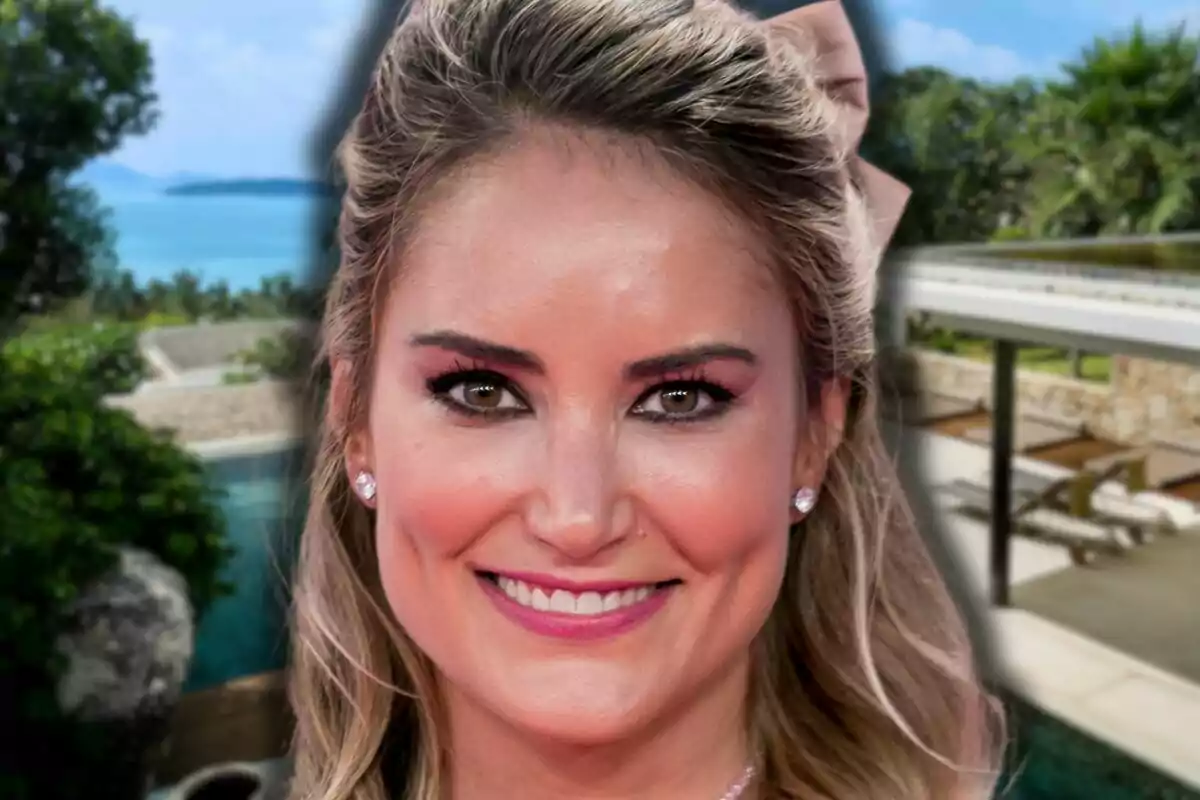 Alba Carrillo sonriente con fondo de paisaje tropical.