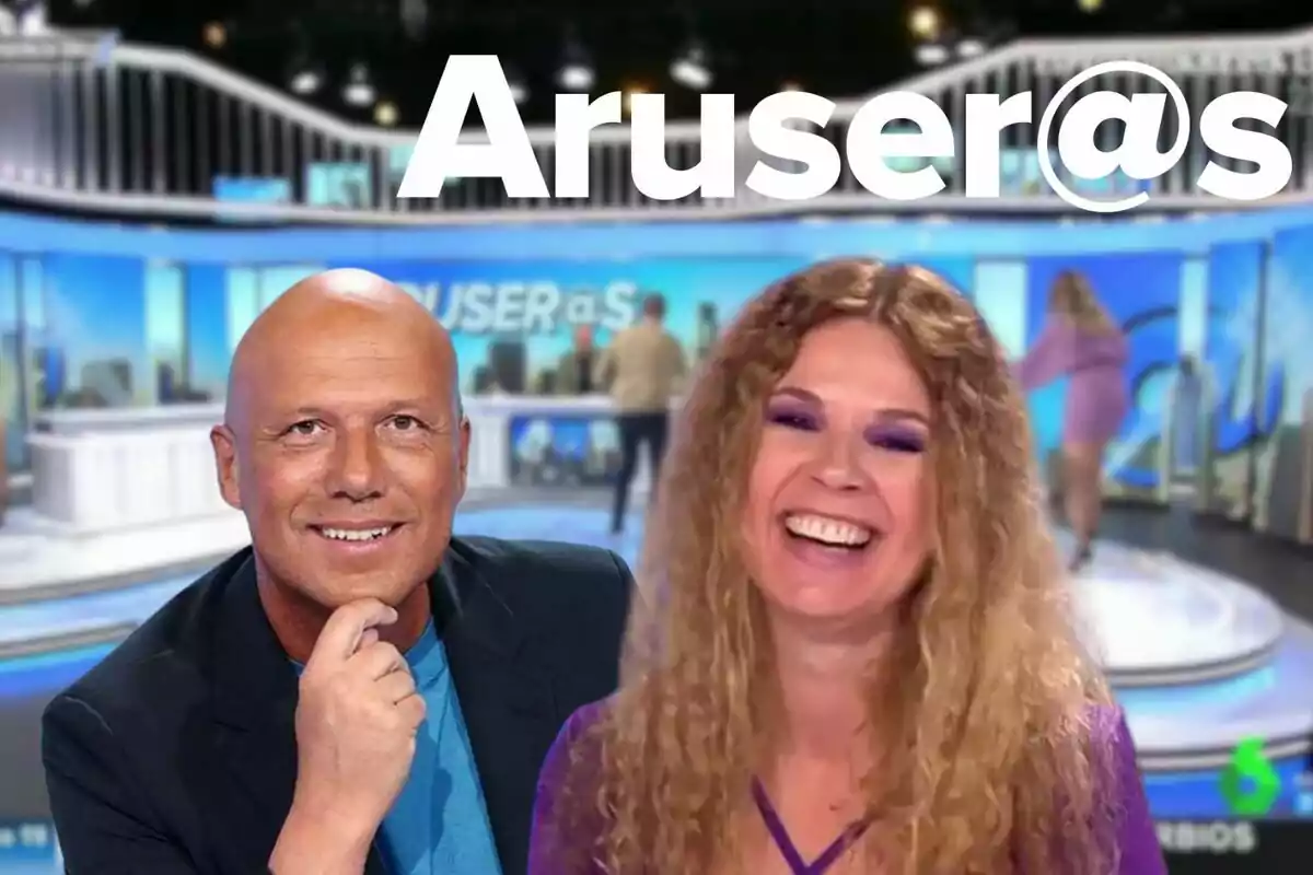 Alfonso Arús y Angie Cárdenas sonrientes en un set de televisión con el logo "Aruser@s" en el fondo.