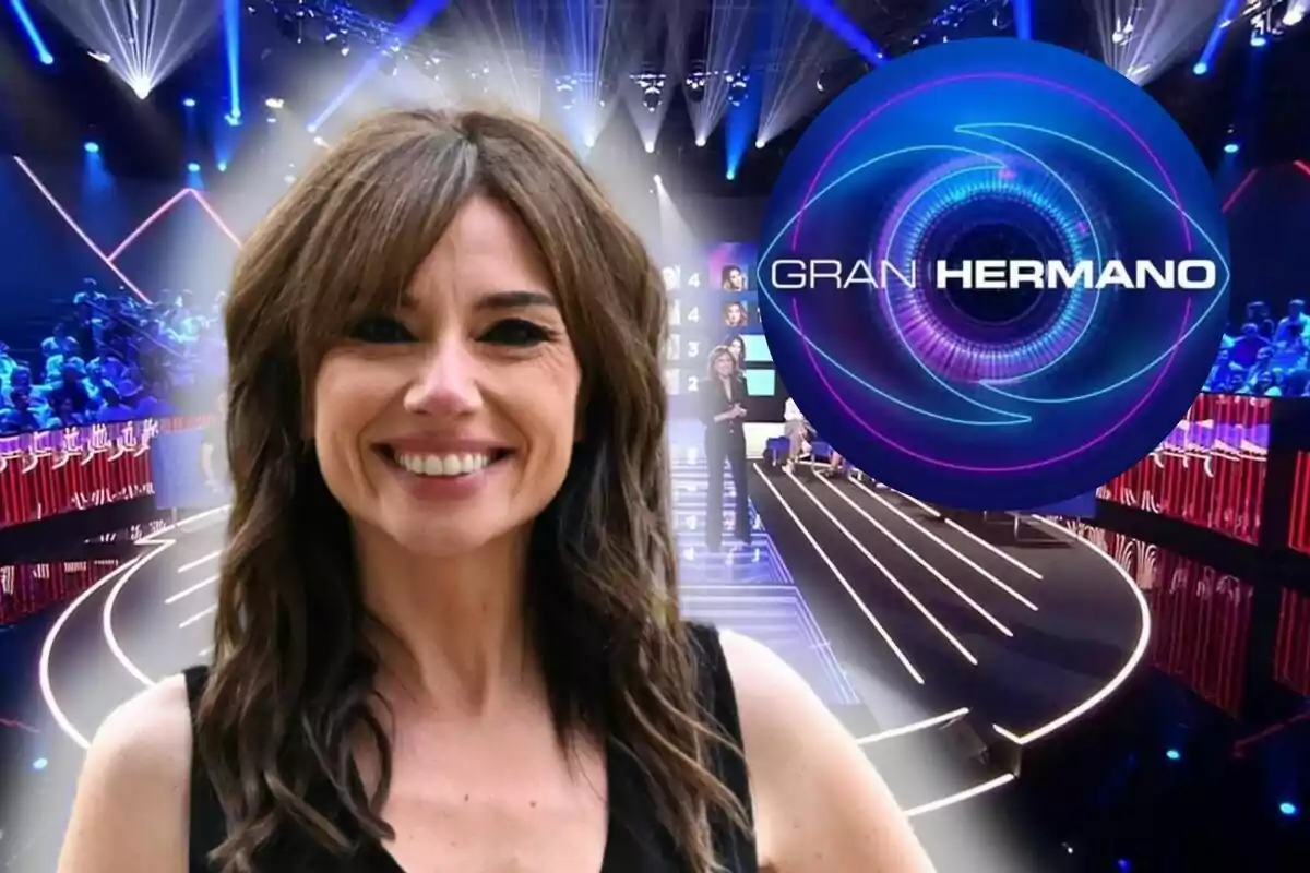 Marta Flich sonriente en primer plano con el logo de "Gran Hermano" y un escenario iluminado de fondo.