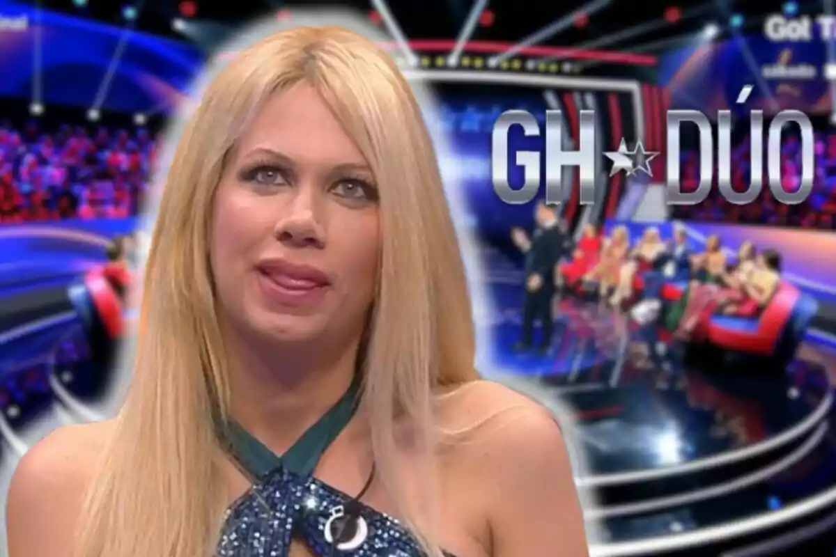 Vanessa Bouza rubia en un plató de televisión con el logo de GH Dúo al fondo.