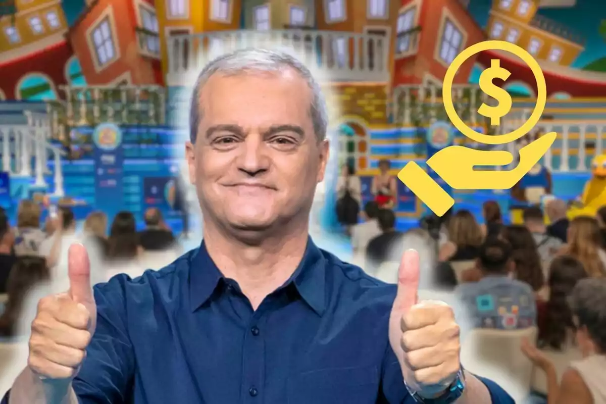 Ramón García con camisa azul levantando ambos pulgares en un escenario colorido con un ícono de mano y símbolo de dólar.