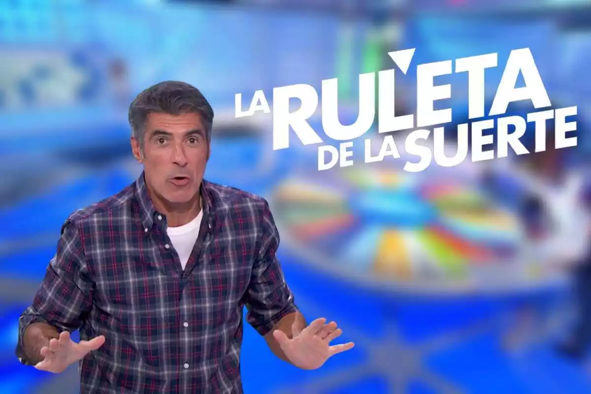 Montaje con el plató de 'La Ruleta de la Suerte' al fondo, Jorge Fernández sorprendido con los brazos abiertos y el logo del programa