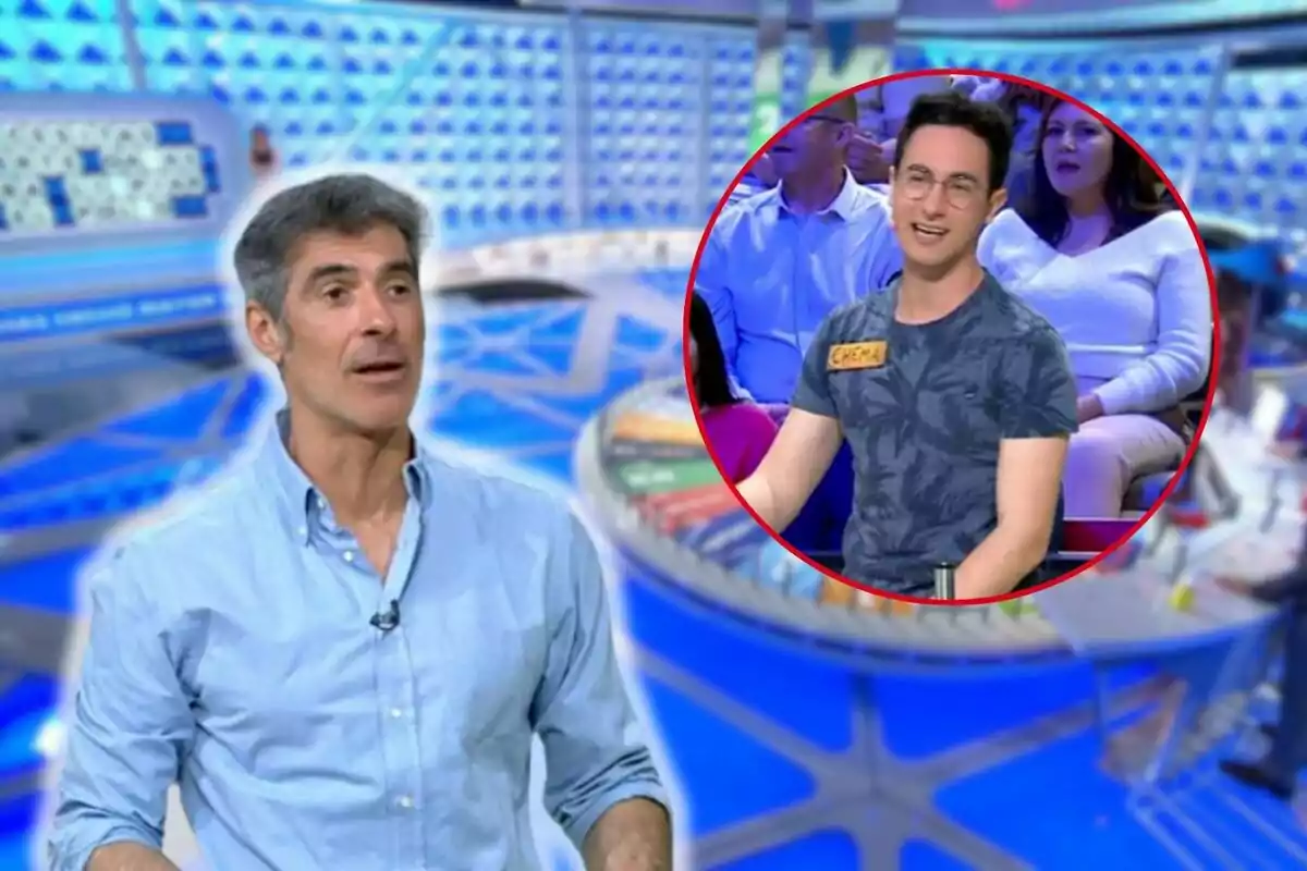 Montaje del plató de 'La Ruleta de la Suerte', Jorge Fernández hablando en camisa azul y Chema con camiseta azul