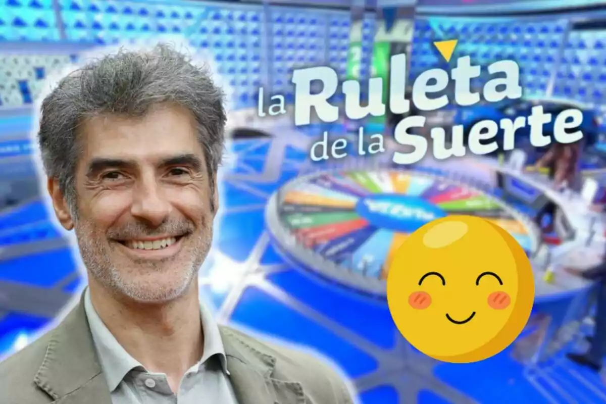 Jorge Fernández sonriente frente a un fondo del programa "La Ruleta de la Suerte" con un emoji sonriente superpuesto.