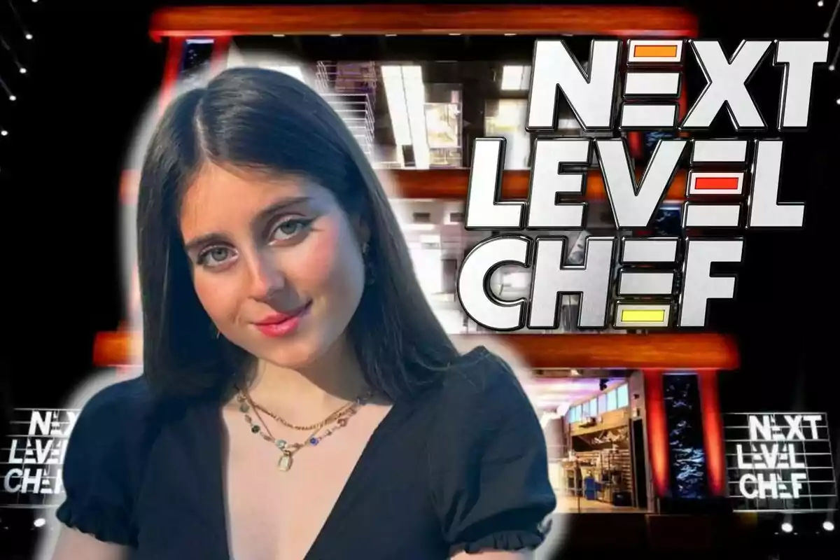 RoRo con cabello oscuro posa frente a un fondo que muestra el logotipo de "Next Level Chef".