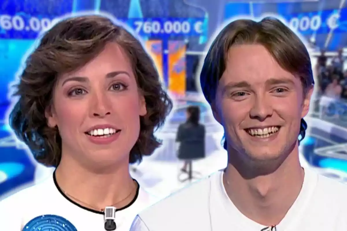 Rosa y Manu sonrientes en un programa de televisión con un fondo azul y cifras en euros.