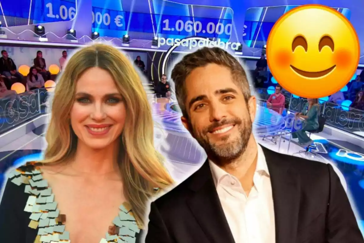 Vanesa Romero y Roberto Leal sonrientes en primer plano con un fondo de un programa de televisión llamado "Pasapalabra" y un emoji sonriente.