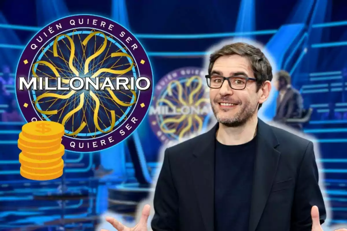 Montaje del plató de '¿Quién quiere ser millonario?', Juanra Bonet sonriendo en traje negro, el logo del programa y monedas