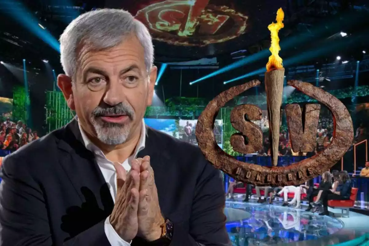 Montaje con el plató de 'Supervivientes' al fondo, Carlos Sobera serio con las manos juntas y el logo del programa