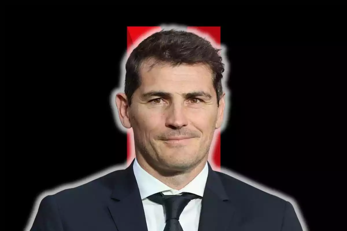 Iker Casillas con traje y corbata, con fondo negro y un rectángulo rojo detrás de su cabeza.