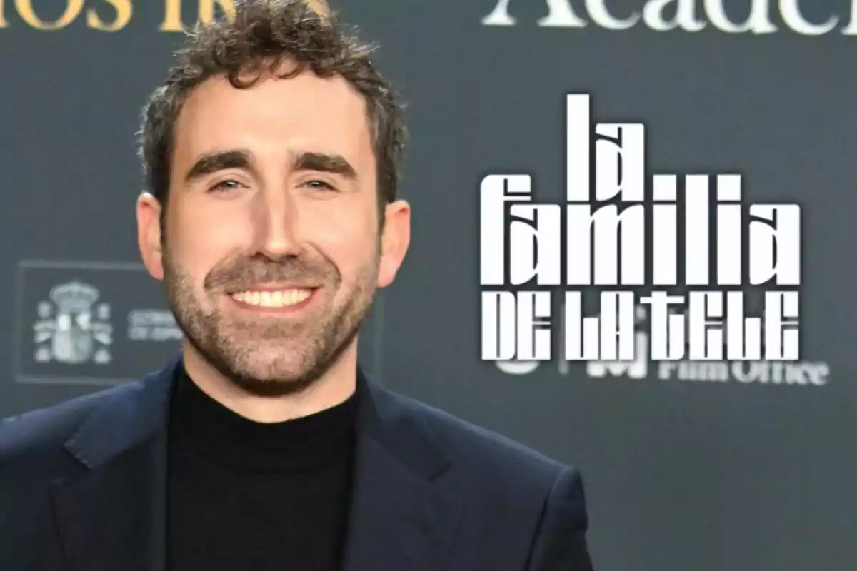 Aitor Albizua sonriente con barba y cabello rizado en un evento con el logo de "La Familia de la Tele" al lado.