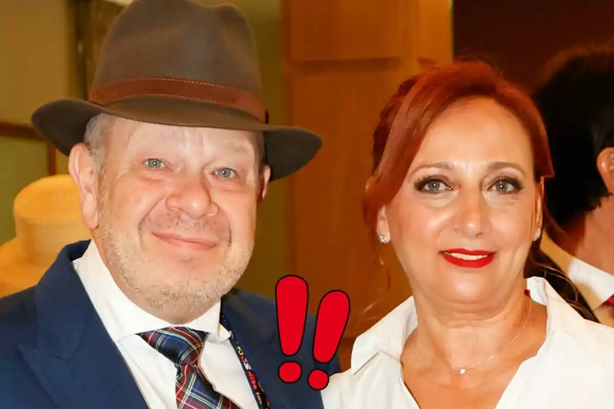 Alberto Chicote e Inma Núñez posando juntas, una de ellas lleva sombrero y corbata, con un símbolo de exclamación rojo en el centro.