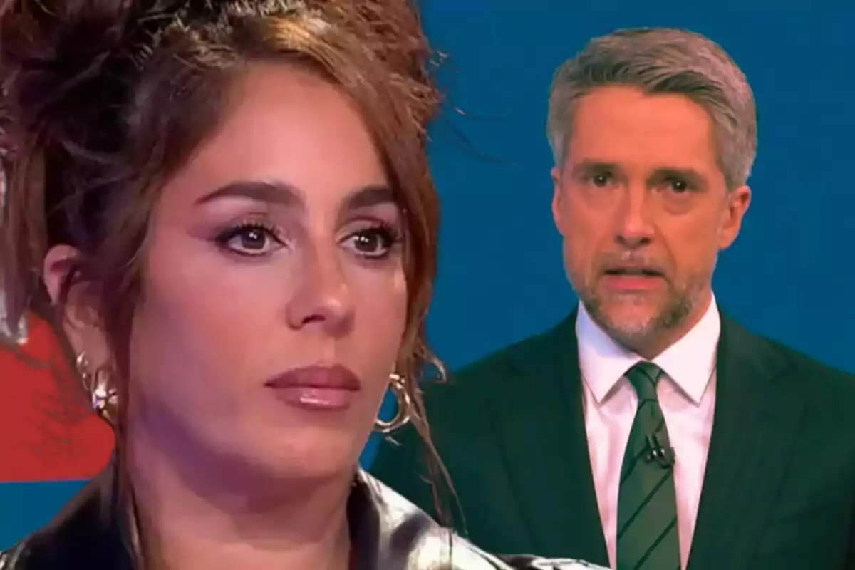 Anabel Pantoja con expresión seria en primer plano y Carlos Franganillo de traje en el fondo sobre un fondo azul.