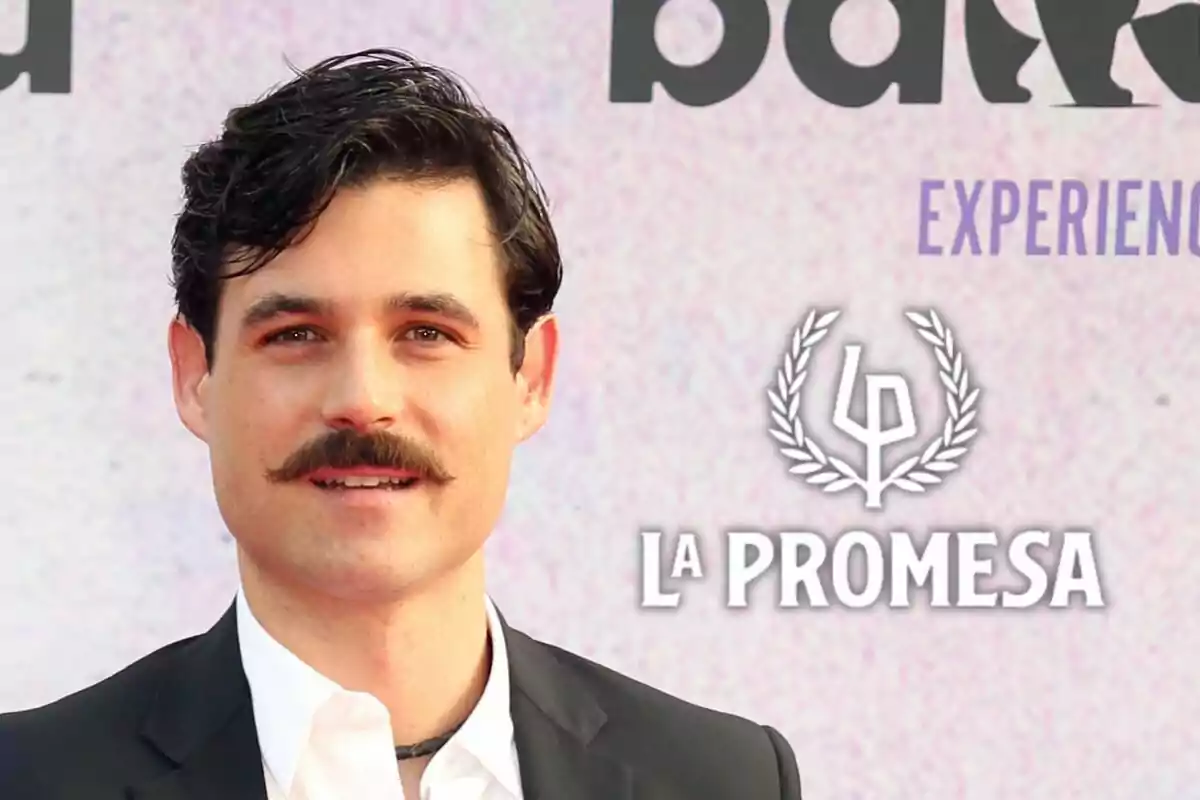 Arturo Sancho con bigote y cabello oscuro viste un traje formal frente a un fondo con el texto "La Promesa".