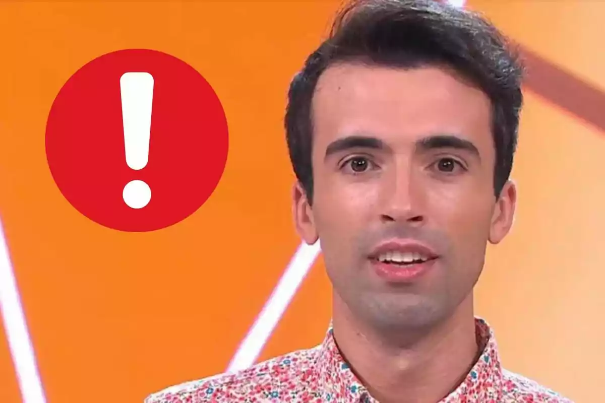 Bruno Vila con camisa de colores frente a un fondo naranja con un icono de exclamación en un círculo rojo.