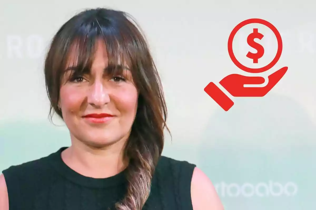 Candela Peña junto a un ícono rojo de una mano sosteniendo un símbolo de dólar.