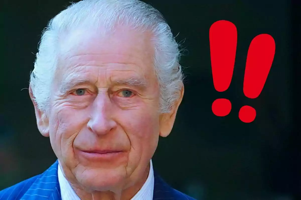 Carlos III with a serious expression next to two red exclamation marks.