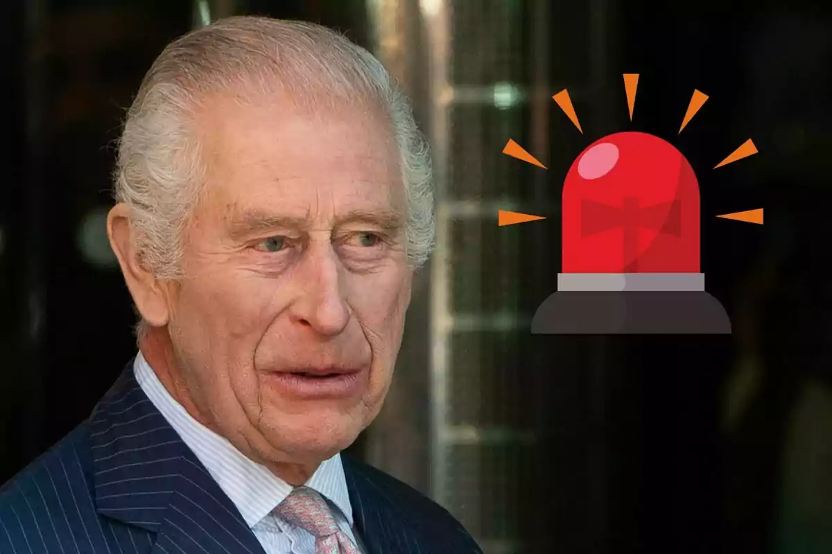 Carlos III con traje y corbata junto a un dibujo de una sirena de emergencia roja