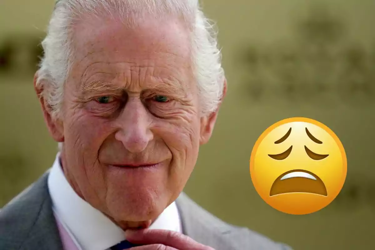 Carlos III with a serious expression, accompanied by a tired face emoji.