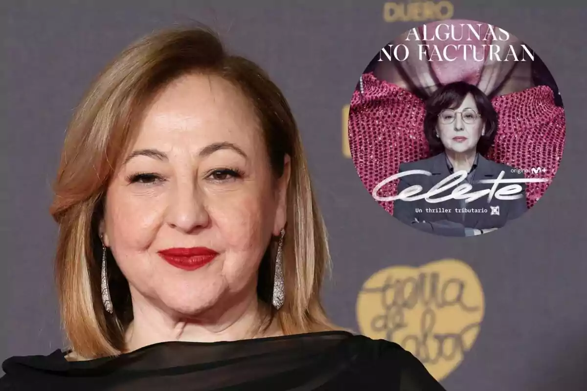 Carmen Machi con cabello castaño claro y labios rojos posa frente a un fondo gris, lleva pendientes largos y un vestido negro elegante. En la esquina superior derecha hay un círculo con una imagen de otra mujer con gafas y cabello oscuro, vestida con un traje gris, sobre un fondo rojo con texto en la parte superior.