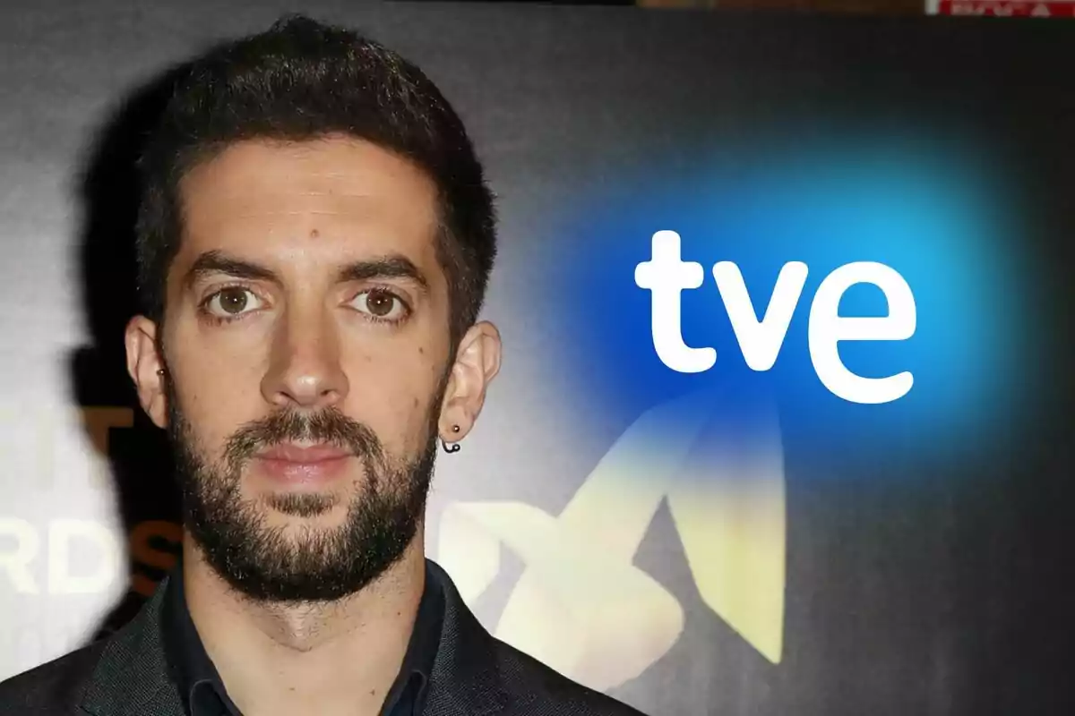 David Broncano con barba y cabello corto frente a un fondo oscuro con el logotipo de "tve" en la esquina derecha.