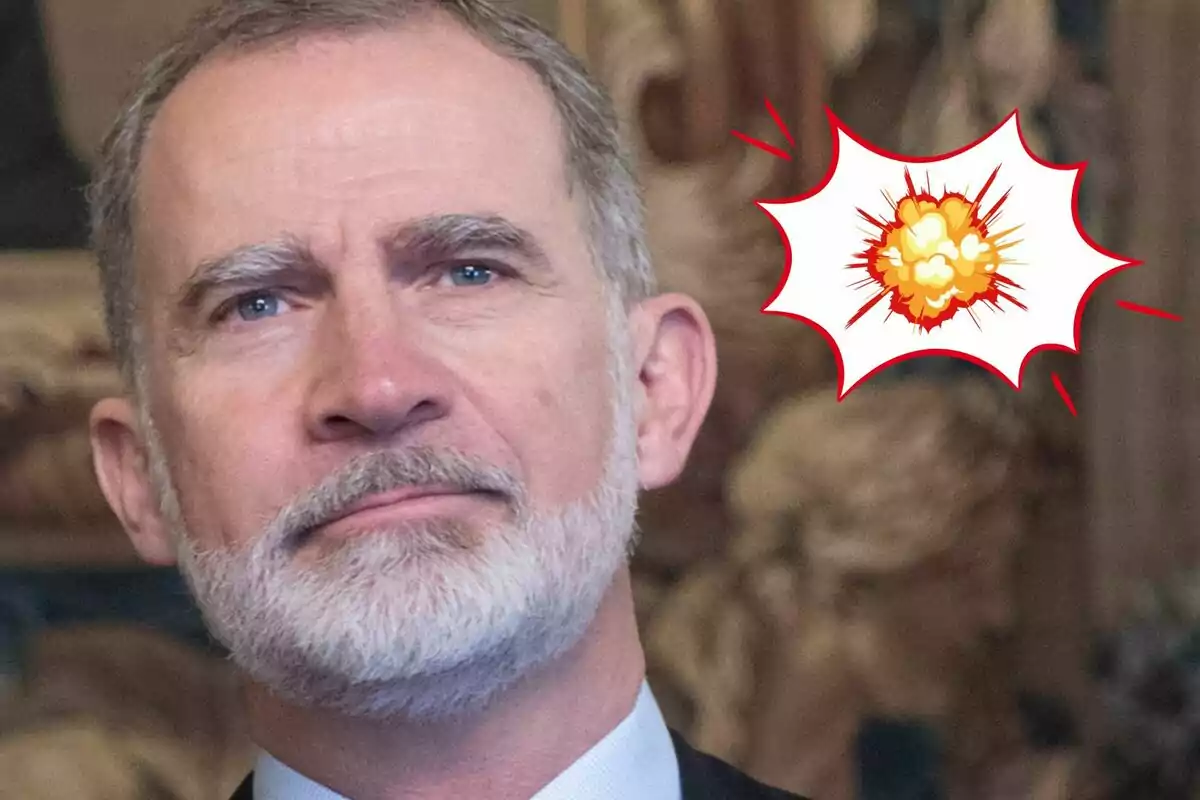Felipe VI with a serious expression and an explosion illustration in the top right corner