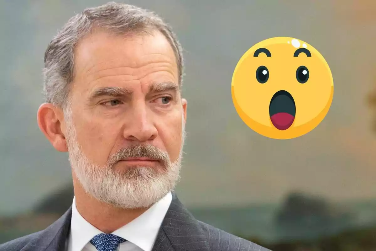 Felipe Vi con traje mira hacia un lado mientras un emoji sorprendido flota a su lado.
