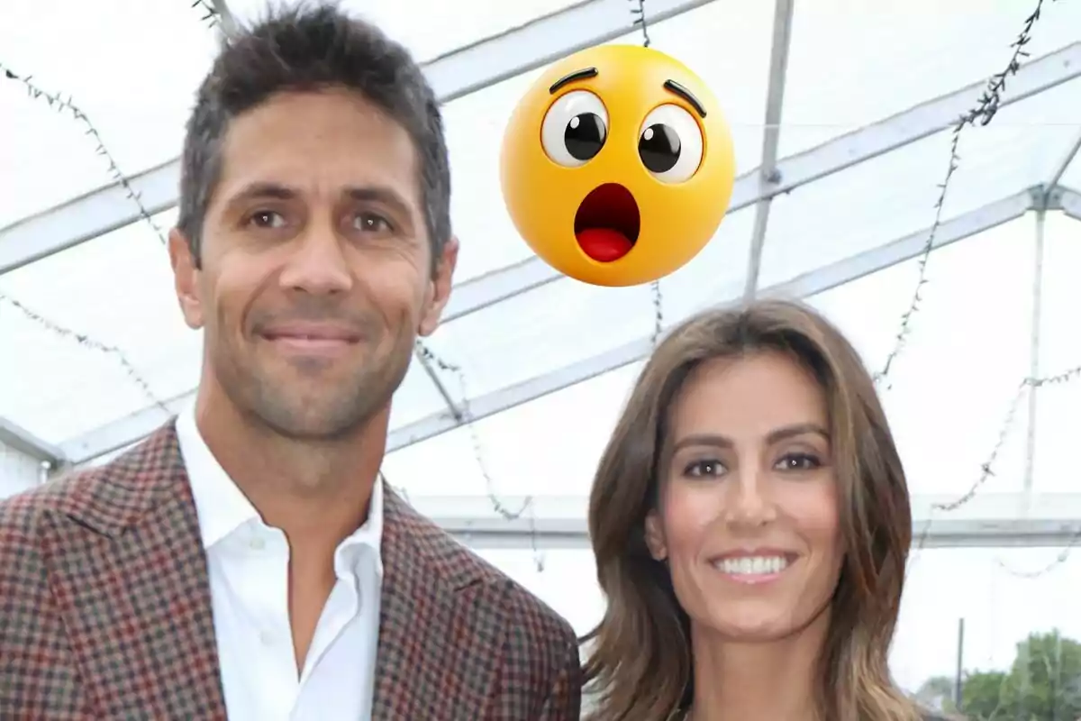 Fernando Verdasco y Ana Boyer sonriente posando bajo un techo transparente con un emoji sorprendido flotando sobre ellos.