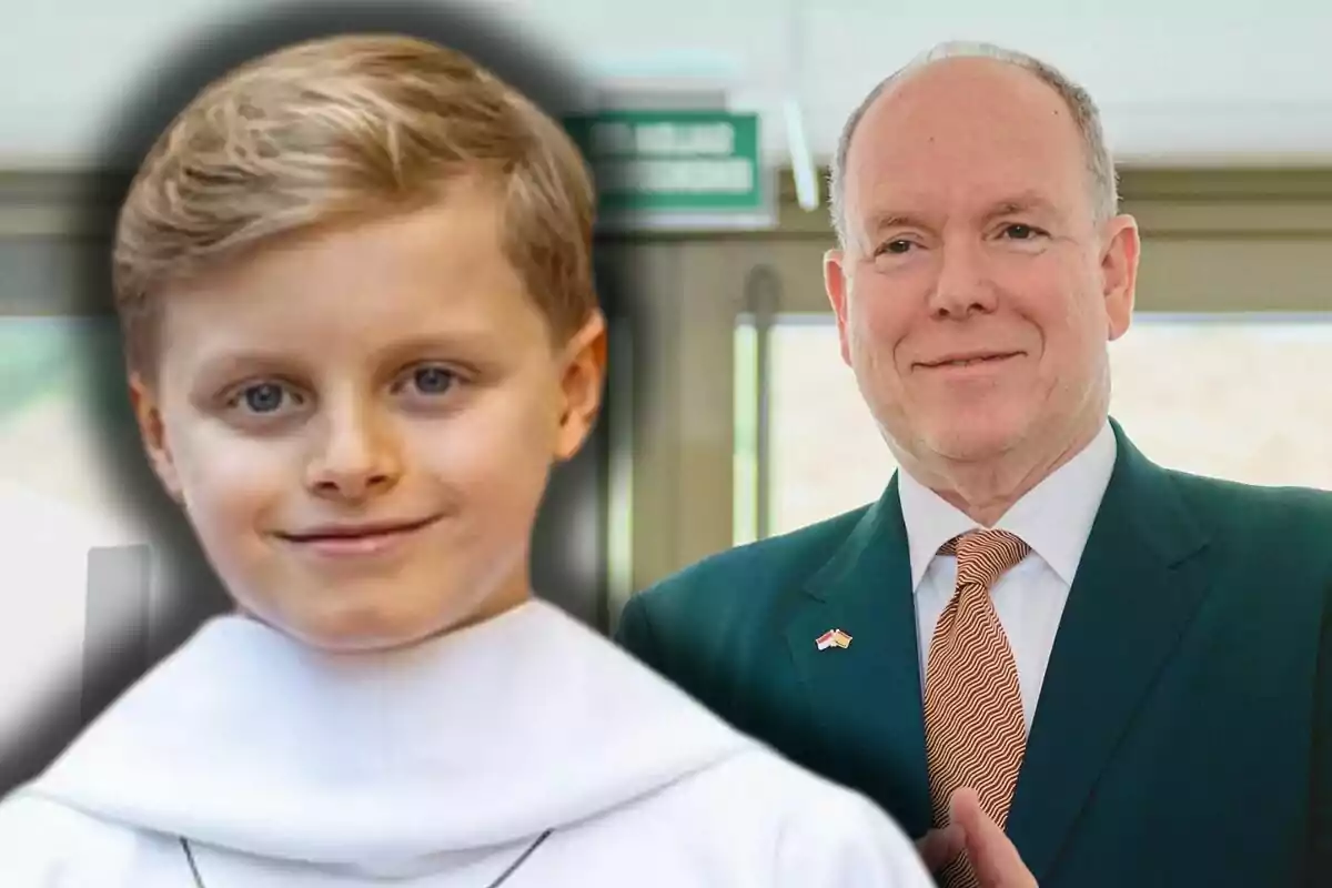 Jacques de Mónaco con una túnica blanca y Alberto de Mónaco con traje y corbata posan juntos en un interior.