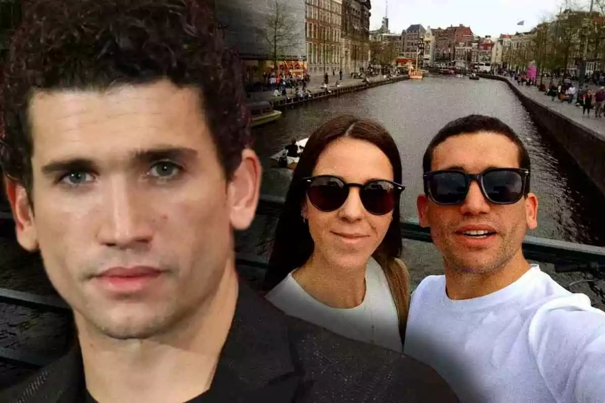 Un hombre de cabello rizado en primer plano y una pareja con gafas de sol tomándose una selfie junto a un canal en una ciudad europea