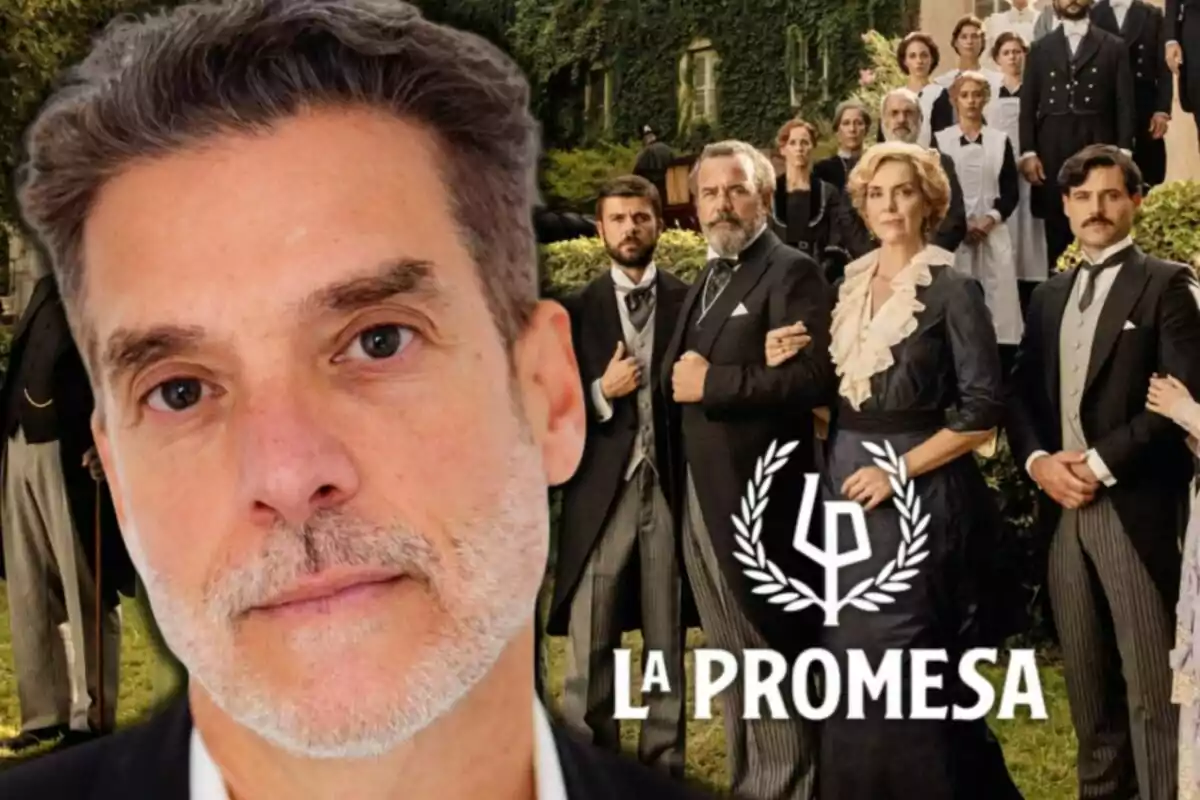 Javier Mora en primer plano con un grupo de personas elegantemente vestidas al fondo, junto al texto "La Promesa".