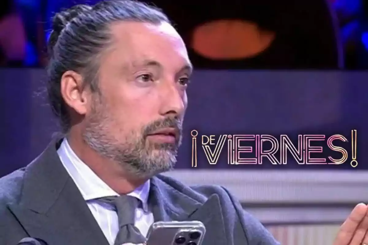 José Antonio León con traje y cabello recogido sosteniendo un teléfono con la palabra "¡De viernes!" al lado.