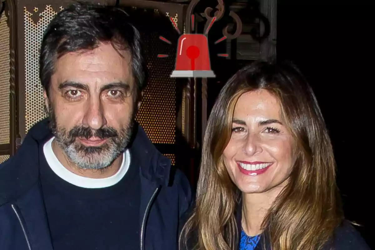 Montaje de un primer plano de Juan del Val con una chaqueta azul junto a Nuria Roca sonriendo y un icono de una alarma