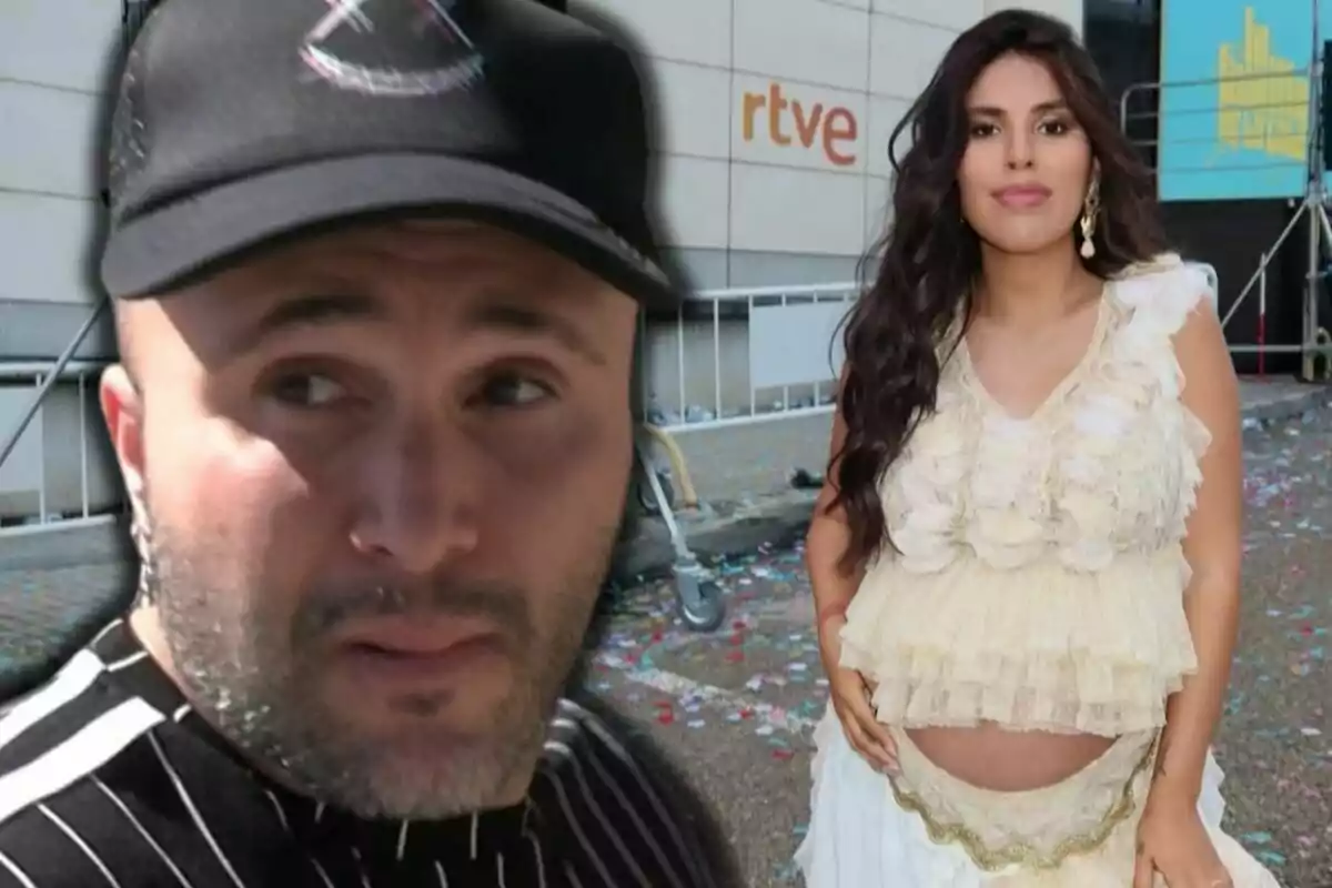 Kiko Rivera con gorra negra y Isa Pantoja embarazada con vestido claro posan frente a un edificio con el logo de rtve al fondo
