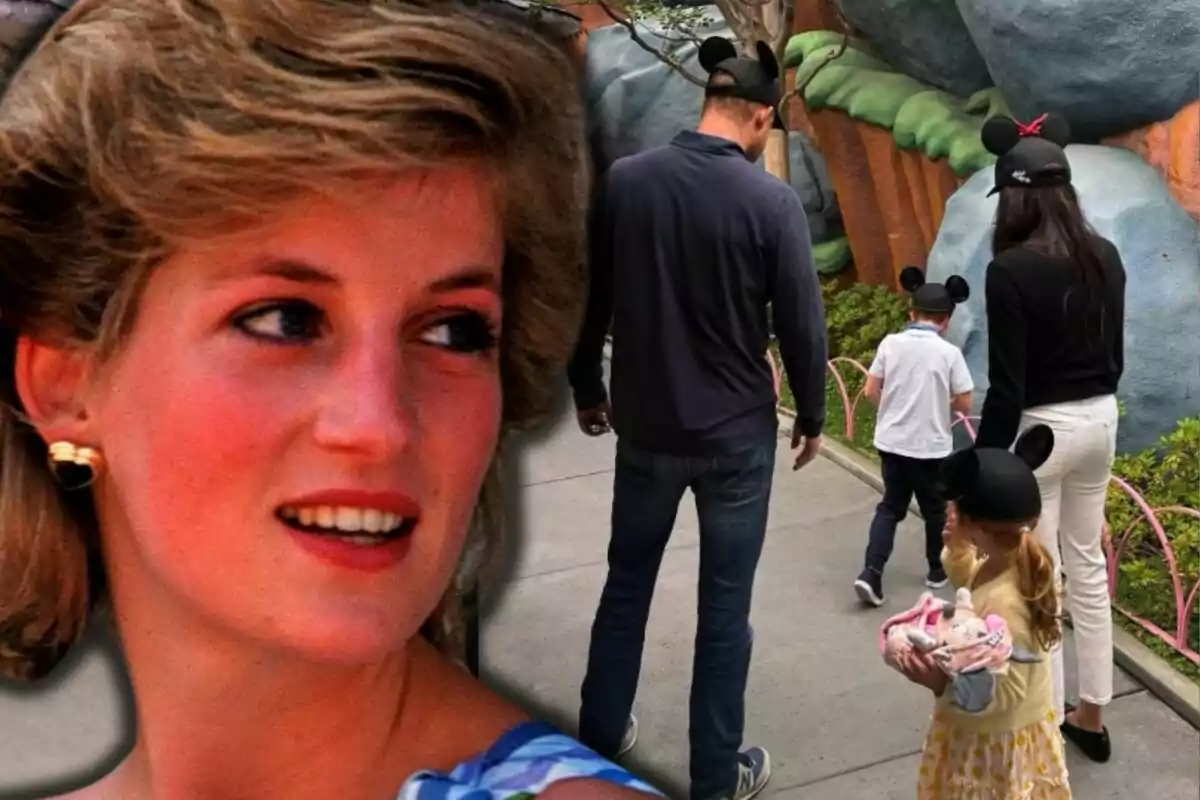 Lady Di sonriente en primer plano y al fondo una familia con orejas de Mickey Mouse caminando en un parque temático