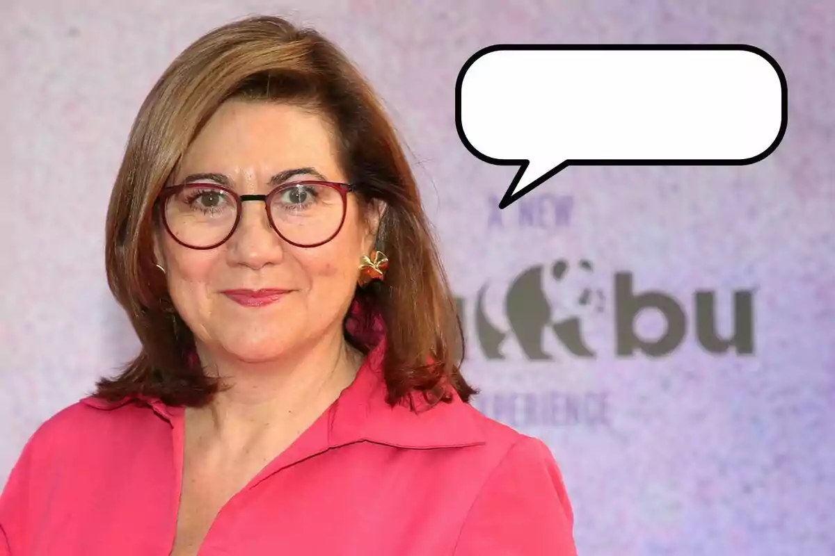 Luisa Martín con gafas y blusa rosa frente a un fondo con logotipo y un globo de diálogo vacío.