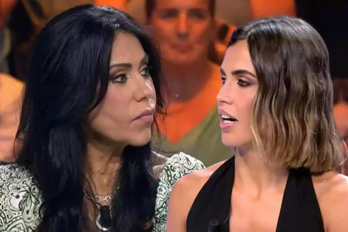 Maite Galdeano y Sofía Suescun están teniendo una conversación en un programa de televisión, una de ellas tiene el cabello largo y oscuro, mientras que la otra tiene el cabello corto y claro.