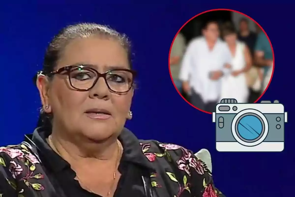 María del Monte con gafas y una blusa con detalles florales aparece en primer plano, mientras que en el fondo se ve una imagen borrosa de ella con Sonsoles Ónega dentro de un círculo rojo y un ícono de cámara.