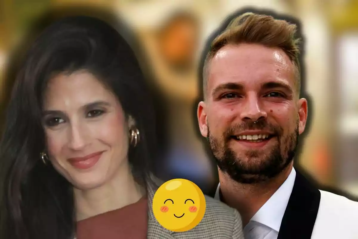 María Sánchez y José María Almoguera sonrientes con un emoji de cara feliz en el centro.