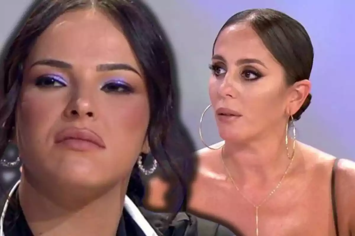 Marta Peñate y Anabel Pantoja con expresión seria y maquillaje llamativo se encuentran en un set de televisión