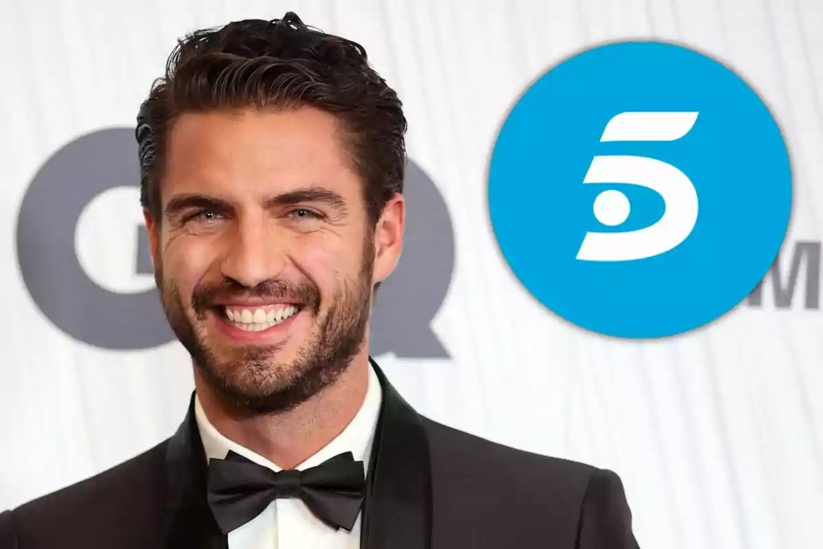 Maxi Iglesias sonriente con traje y pajarita frente a un fondo con el logotipo de un canal de televisión.