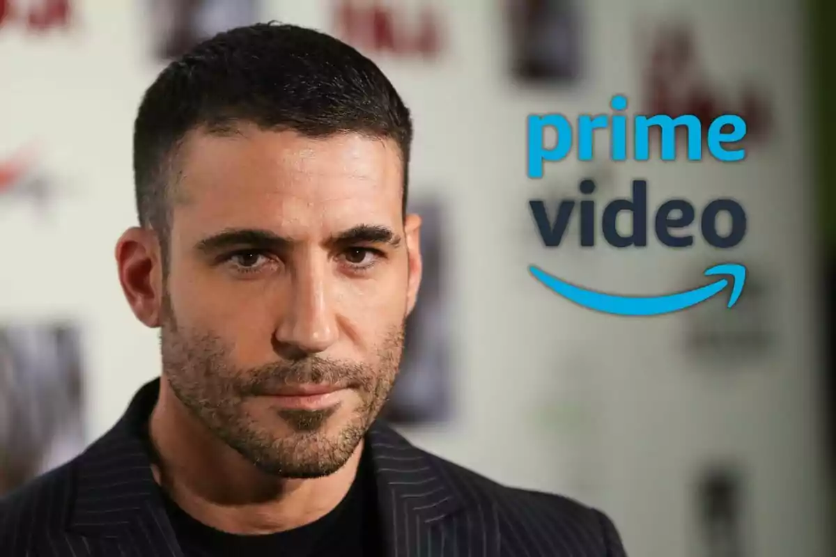 Miguel Ángel Silvestre con barba y cabello corto en un evento con el logo de Prime Video al fondo.