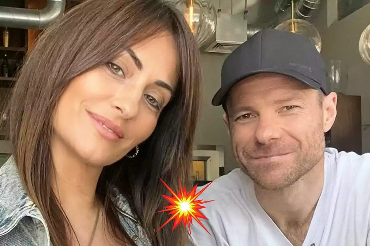 Nagore Aranburu y Xabi Alonso sonríen mientras posan para una selfie en un ambiente interior.