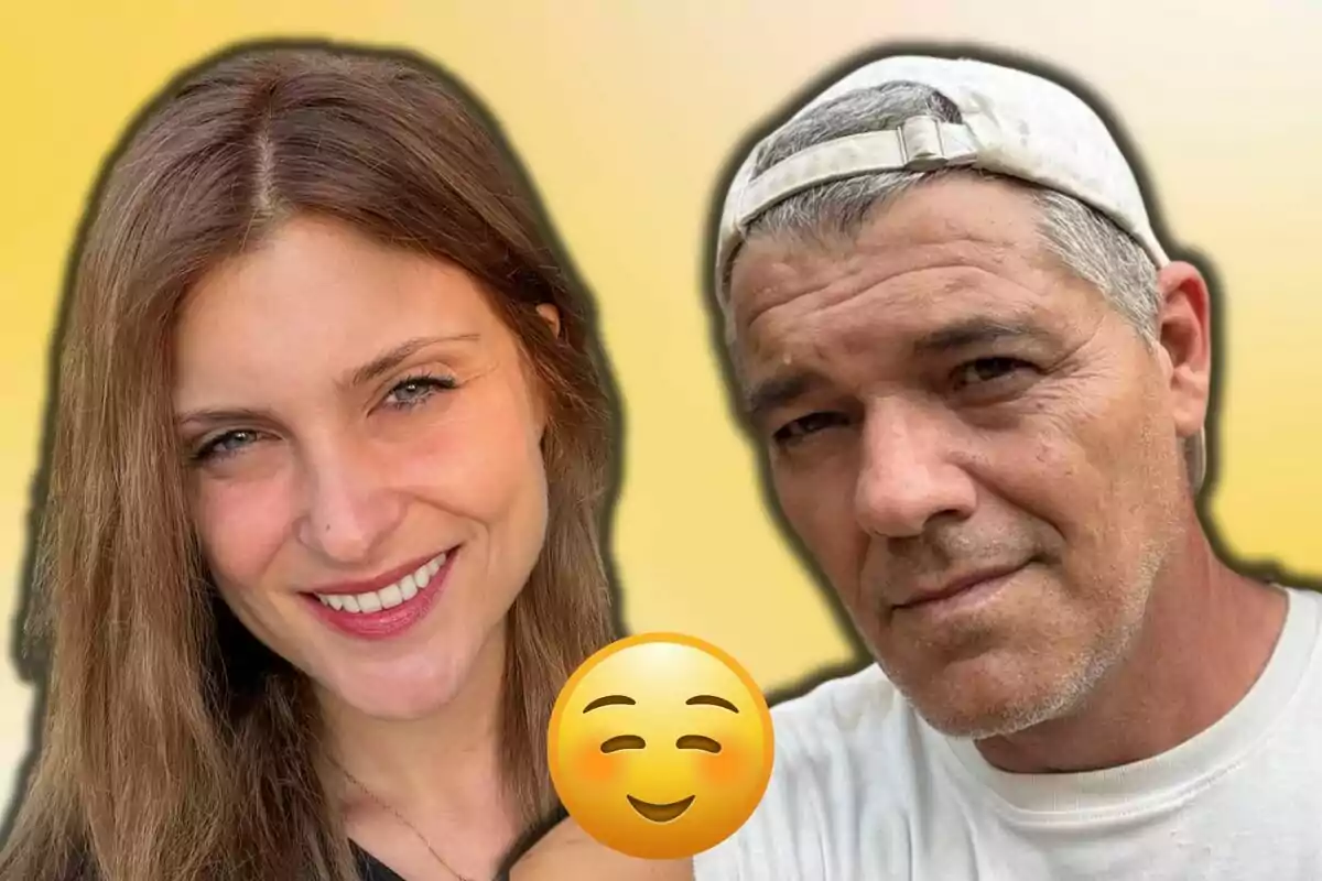 Paloma Ramón y Frank Cuesta posan juntos frente a un fondo amarillo con un emoji sonriente en el centro