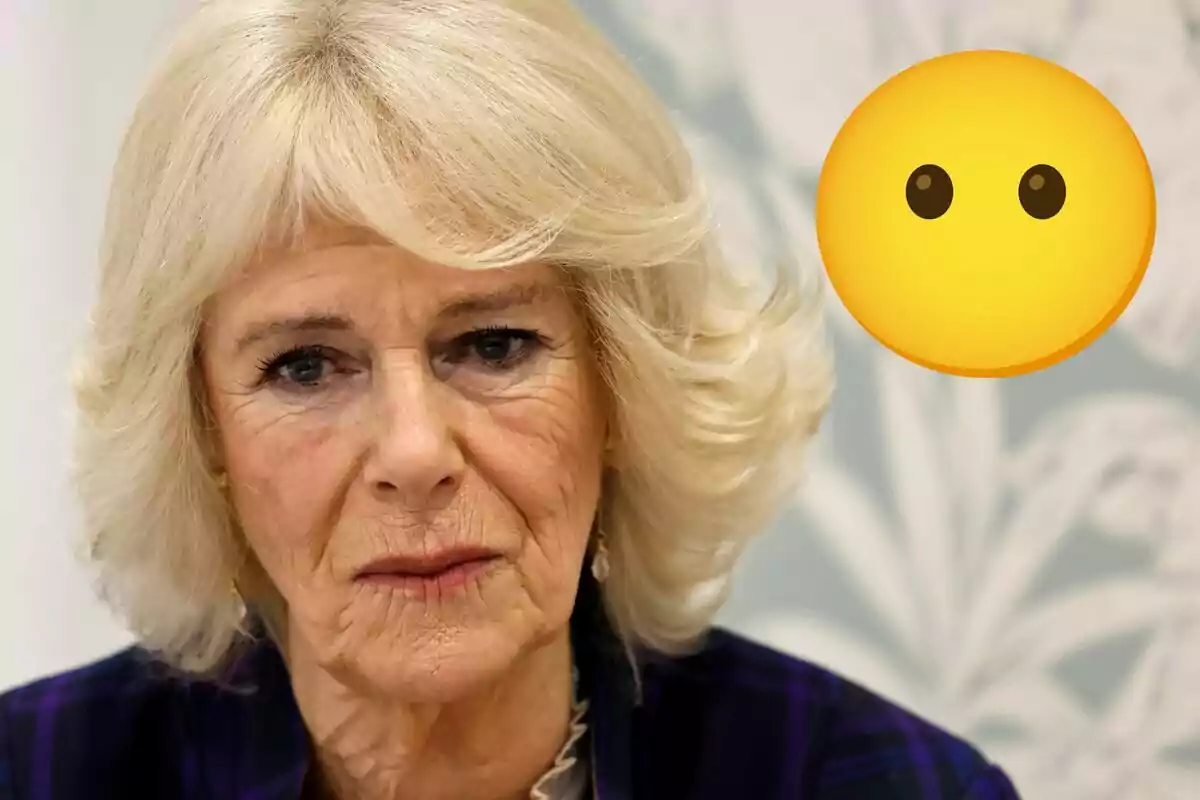 La reina Camila con expresión seria y un emoji amarillo de cara neutral a su lado