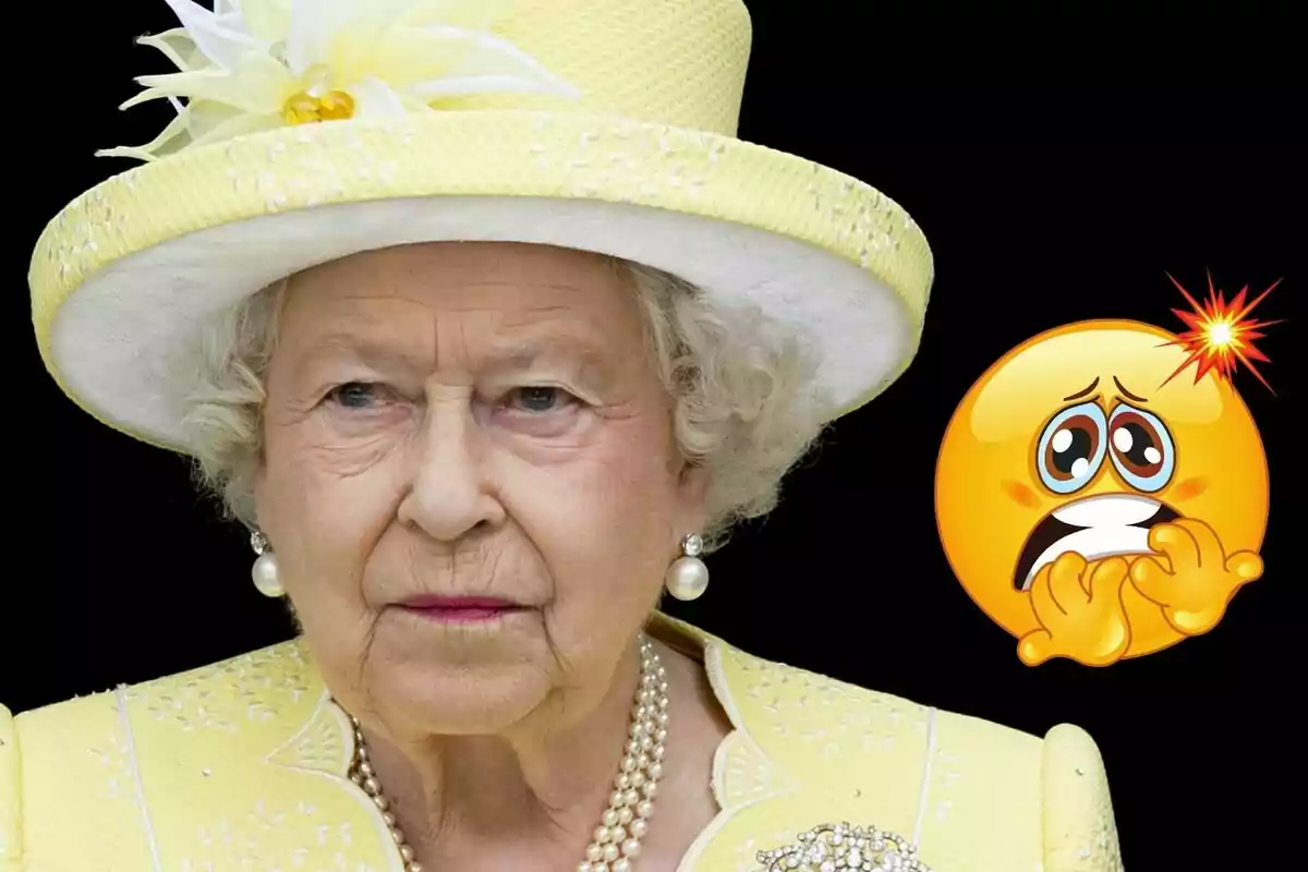 Isabel II con sombrero amarillo junto a un emoji asustado.