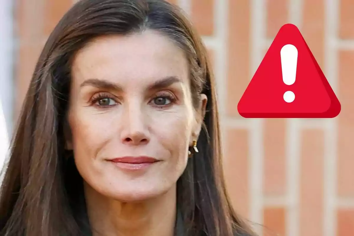 La reina Letizia y un ícono de advertencia rojo al lado.