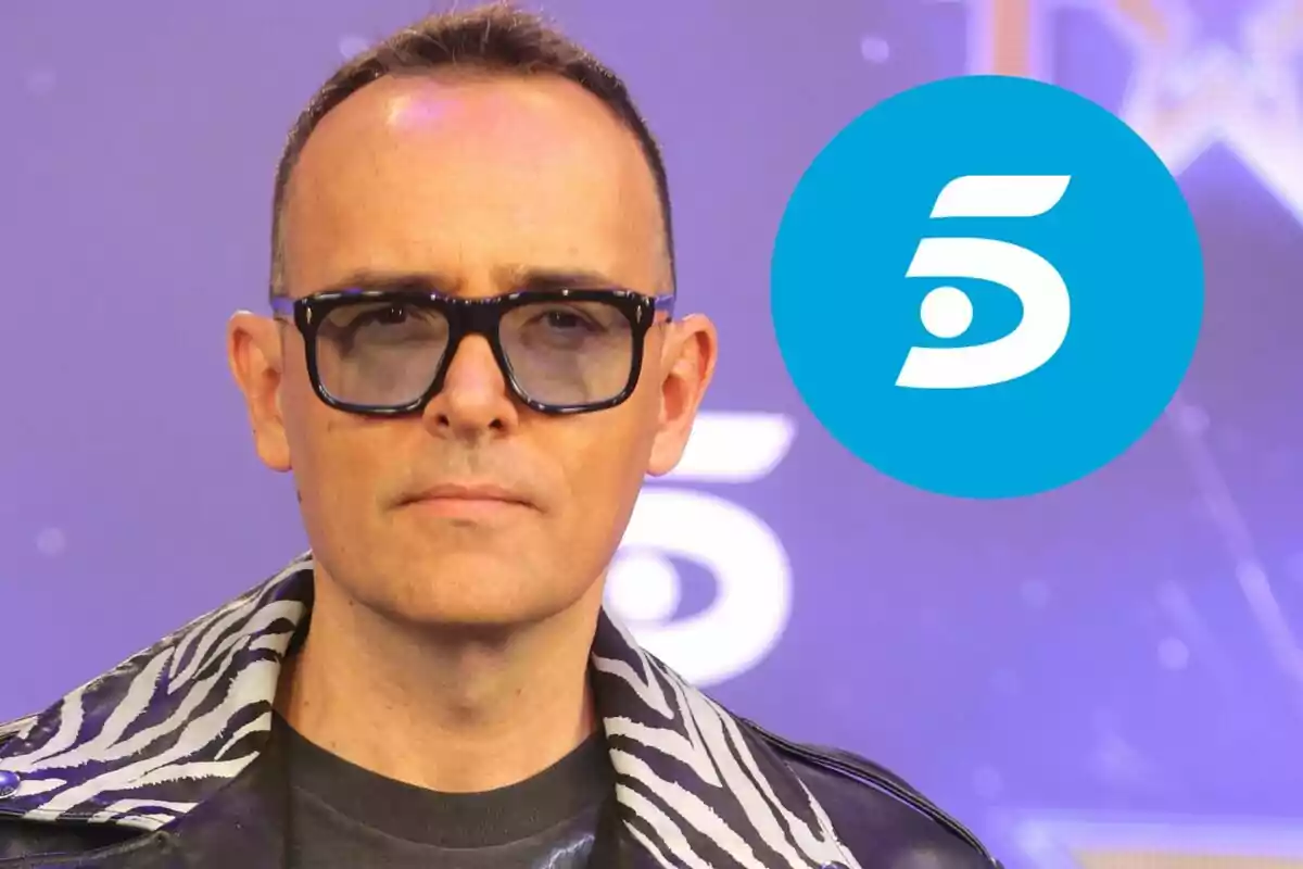 Risto Mejide con gafas de sol y chaqueta de estampado de cebra frente a un fondo azul con el logotipo de un canal de televisión.