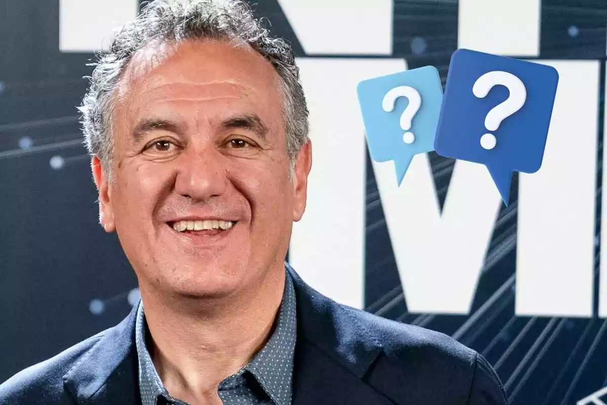Roberto Brasero sonriente con cabello canoso y rizado lleva una chaqueta oscura y una camisa azul con un fondo que incluye dos burbujas de diálogo con signos de interrogación.